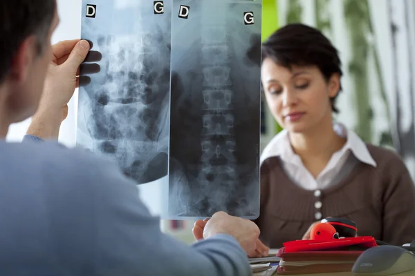 WOMAN CONSULTING FOR BACK PB. — Stock Photo, Image