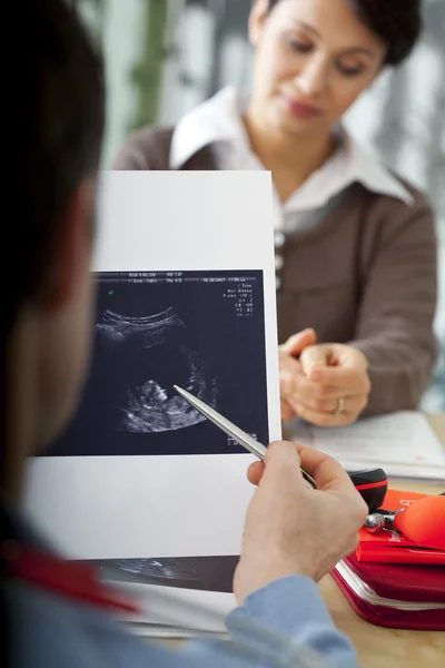 DONNA PREGNANTE IN CONSULTAZIONE — Foto Stock