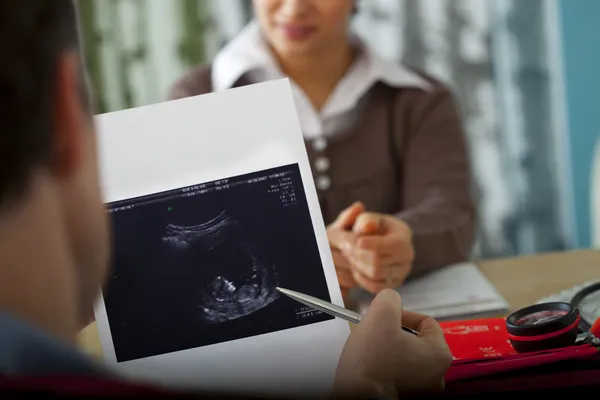 Schwangere in Absprache — Stockfoto