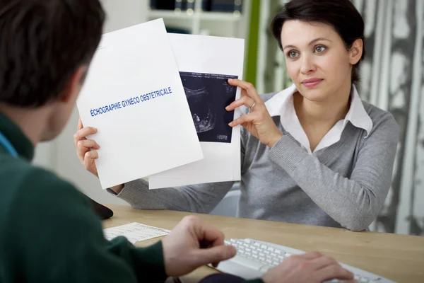 MUJER EMBARAZADA EN CONSULTA — Foto de Stock