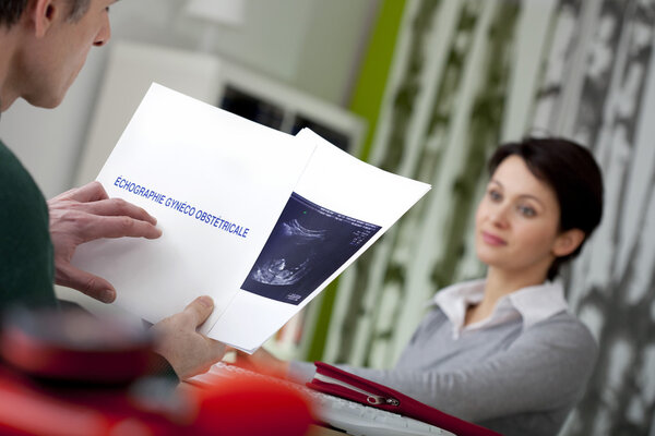 PREGNANT WOMAN IN CONSULTATION