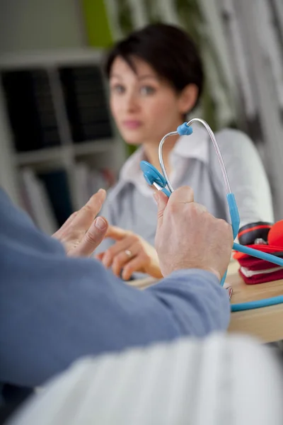 MUJER EN CONSULTA, DIÁLOGO — Foto de Stock