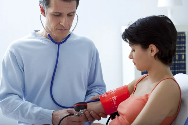 BLOOD PRESSURE, WOMAN – stockfoto