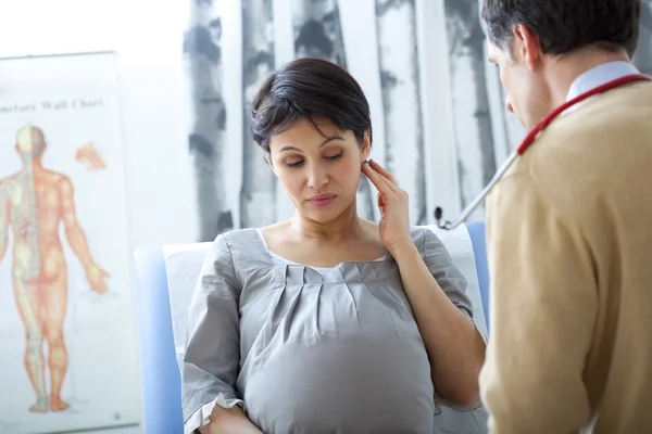 疼痛咨询怀孕的女人 — 图库照片