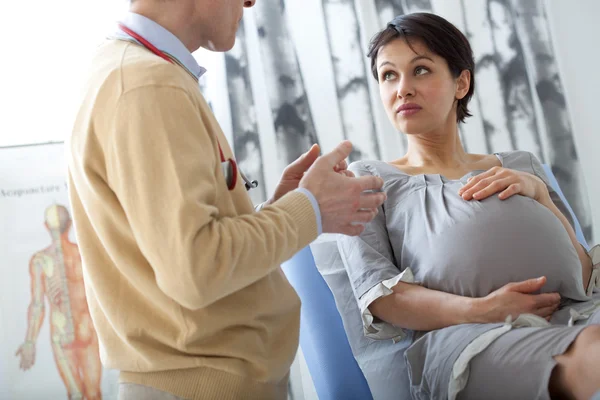 DONNA PREGNANTE IN CONSULTAZIONE — Foto Stock