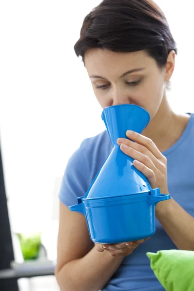 INHALACIÓN DE LA MUJER — Foto de Stock