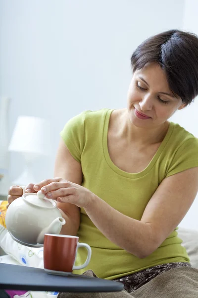 Frau mit Heißgetränk — Stockfoto