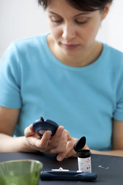 Testen voor diabetes, vrouw — Stockfoto