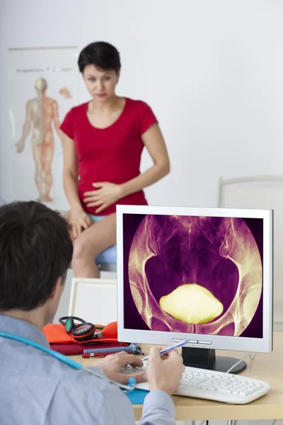 MUJER CONSULTA DE UROLOGÍA — Foto de Stock