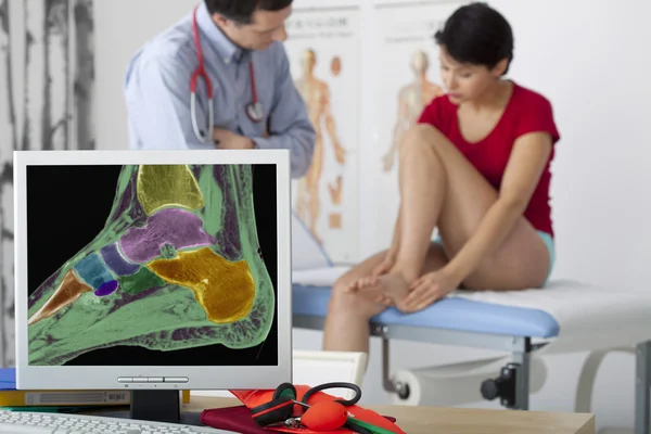 ORTHOPEDICS KONSULTASI WANITA — Stok Foto