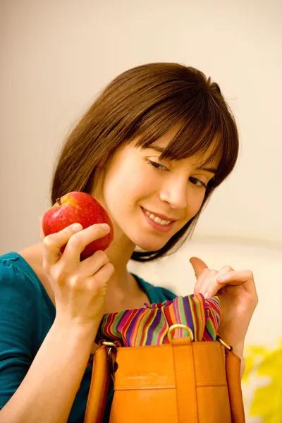 Kvinna äta frukt Royaltyfria Stockfoton