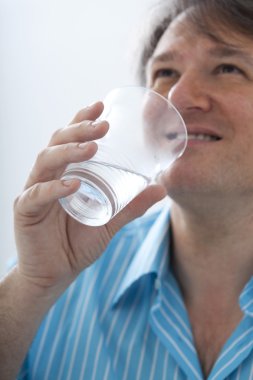 soğuk bir içecek olan adam