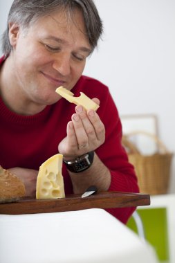 adam, süt ürünleri