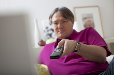 Televizyon İzleyen Adam