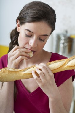 kadın nişastalı yemek yeme