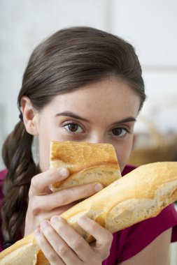 kadın nişastalı yemek yeme