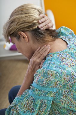 Cervicalgia yaşlı bir kişi içinde