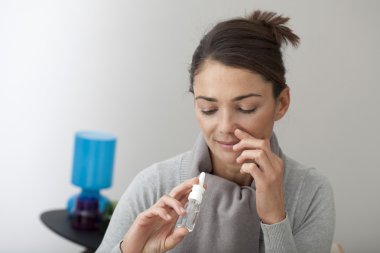 burun spreyi kullanan kadın
