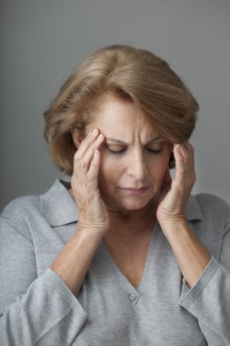 baş ağrısı ile yaşlı bir kişi