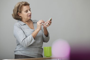 Telefondaki yaşlı bir kişi