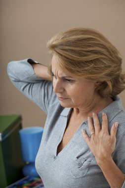 Cervicalgia yaşlı bir kişi içinde