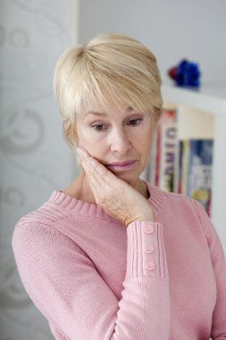 Yorgun yaşlı kişi