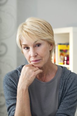 yaşlı bir kişi kapalı