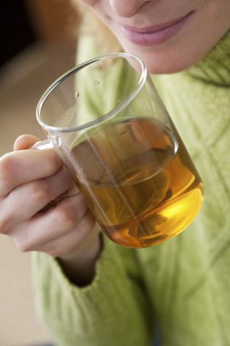 sıcak bir içecek olan kadın