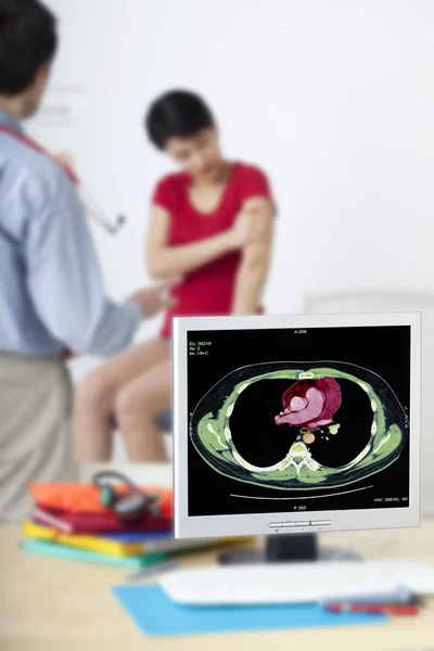 MUJER DE CONSULTA DE CARDIOLOGÍA — Foto de Stock