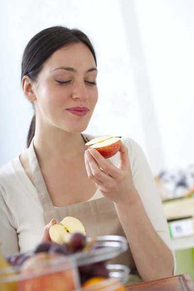 Frau isst Obst — Stockfoto