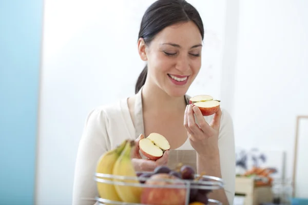 Kvinna äta frukt — Stockfoto