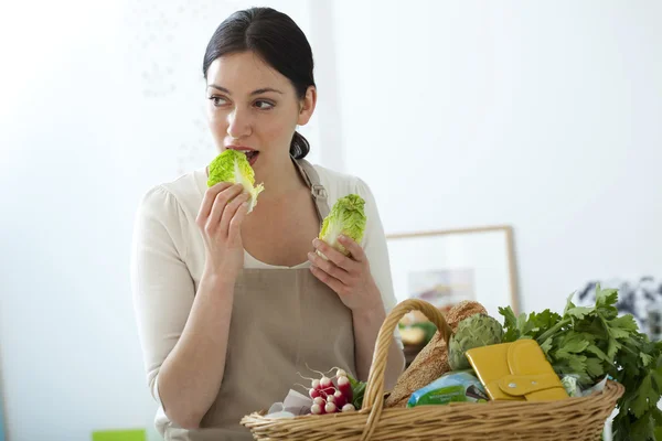 Frau isst rohes Gemüse — Stockfoto