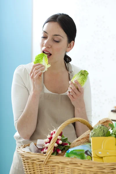 Frau isst rohes Gemüse — Stockfoto