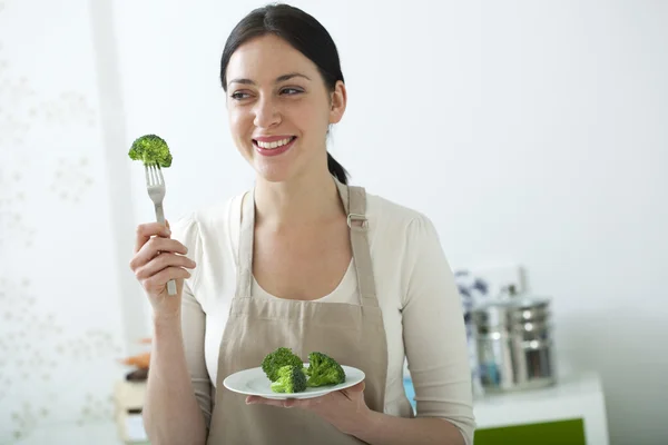 Žena jíst zeleniny — Stock fotografie