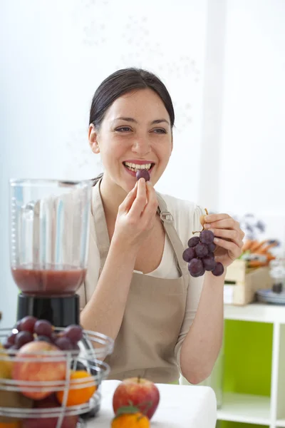 Kvinna äta frukt — Stockfoto