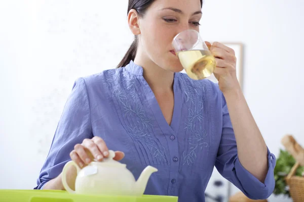 Frau mit Heißgetränk — Stockfoto