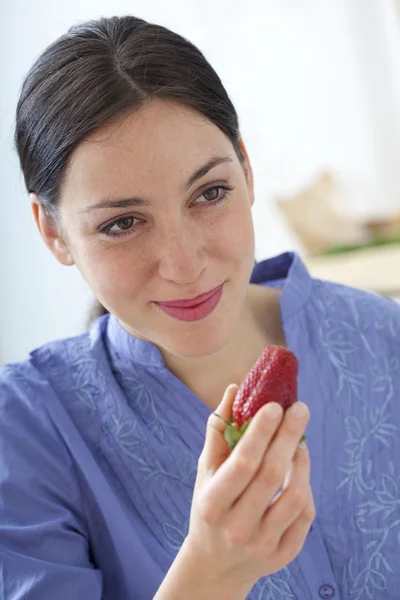 Žena jíst ovoce — Stock fotografie