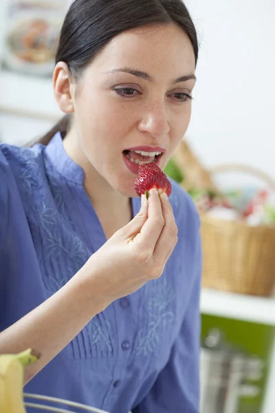 Frau isst Obst — Stockfoto