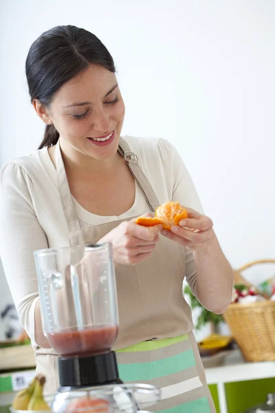 Frau in der Küche — Stockfoto