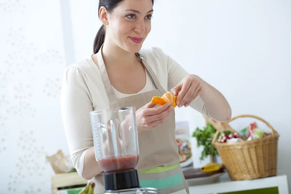 Vrouw in keuken — Stockfoto