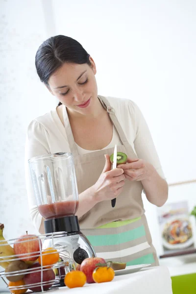 Femme dans la cuisine — Photo