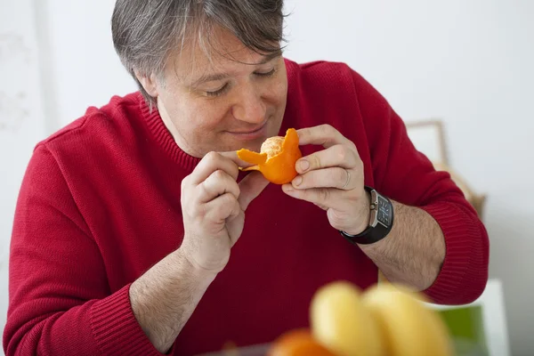 Homem comendo frutas — Fotografia de Stock