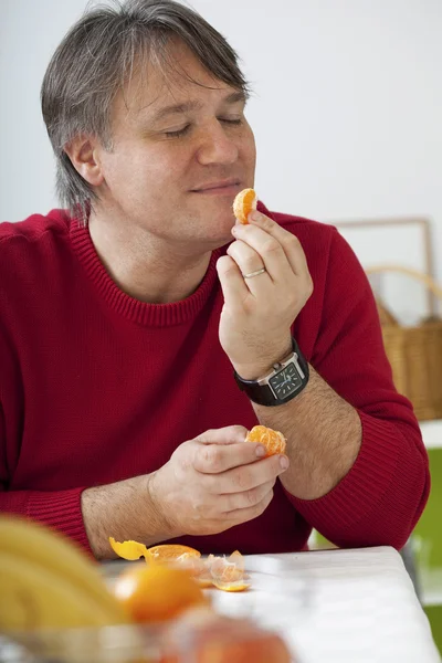 Homem comendo frutas — Fotografia de Stock