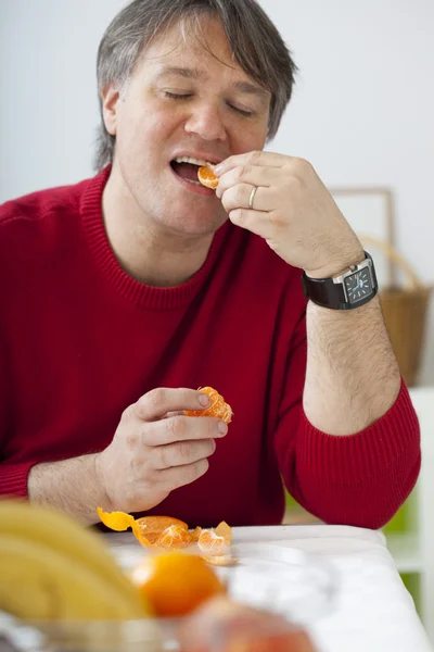 Homem comendo frutas — Fotografia de Stock