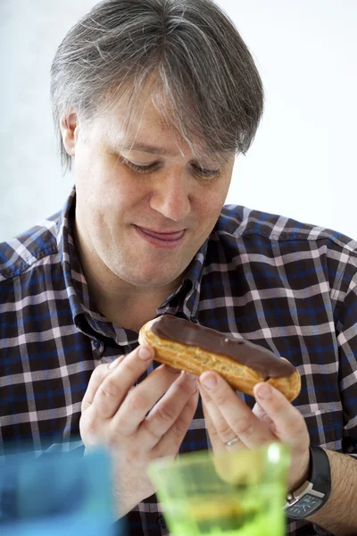 EL HOMBRE COMIENDO DULCE — Foto de Stock