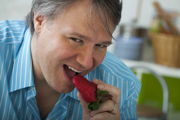 Homem comendo frutas — Fotografia de Stock