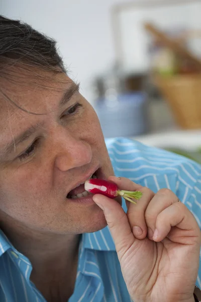 MAN EATING SALAD — Stock Photo, Image