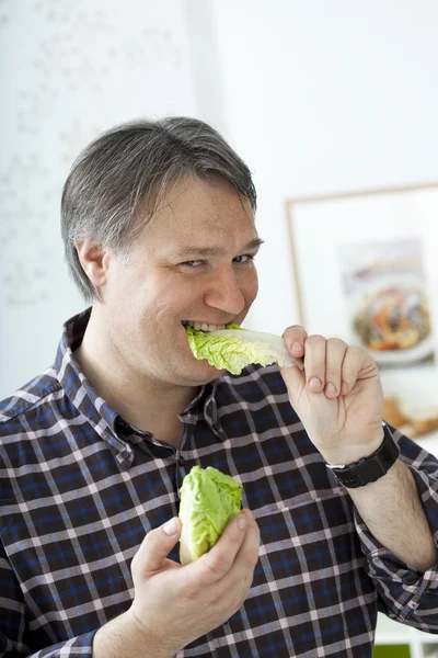 Un homme qui mange de la salade — Photo