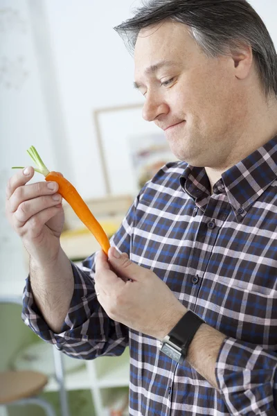 HOMBRE COMIENDO VEGETAL —  Fotos de Stock