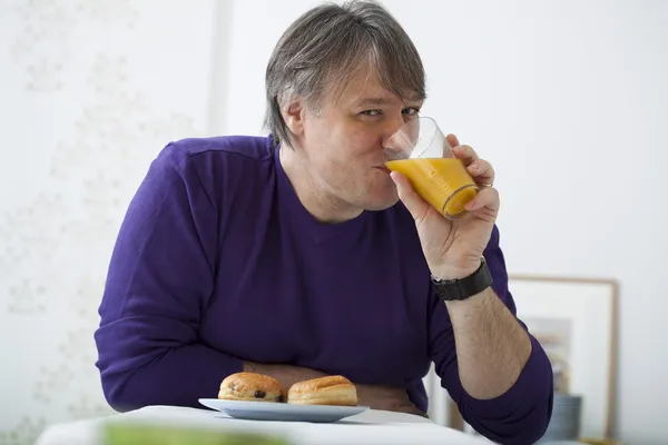 Homem tomando café da manhã — Fotografia de Stock